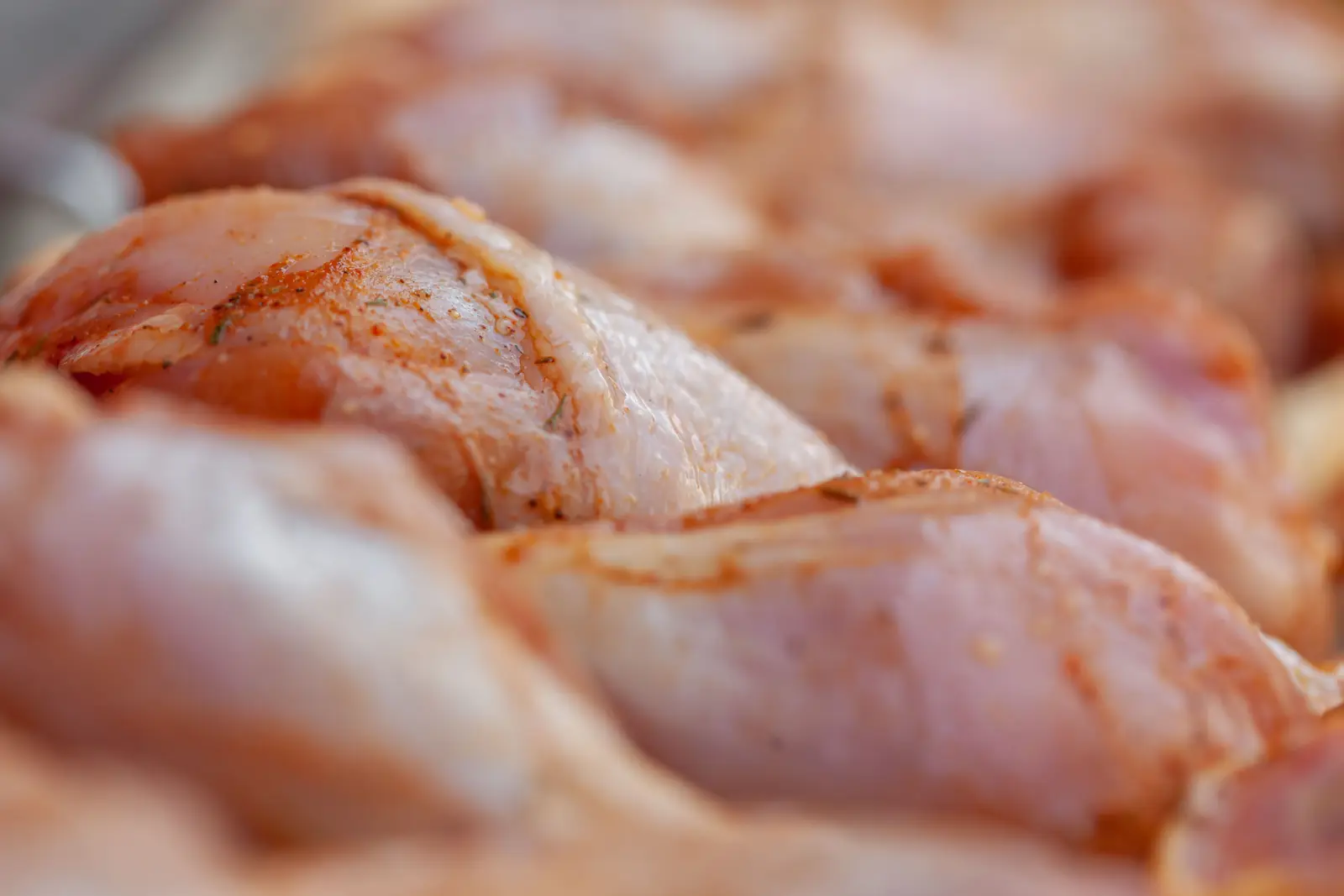 Piezas de pollo fresco recién preparadas en el mostrador