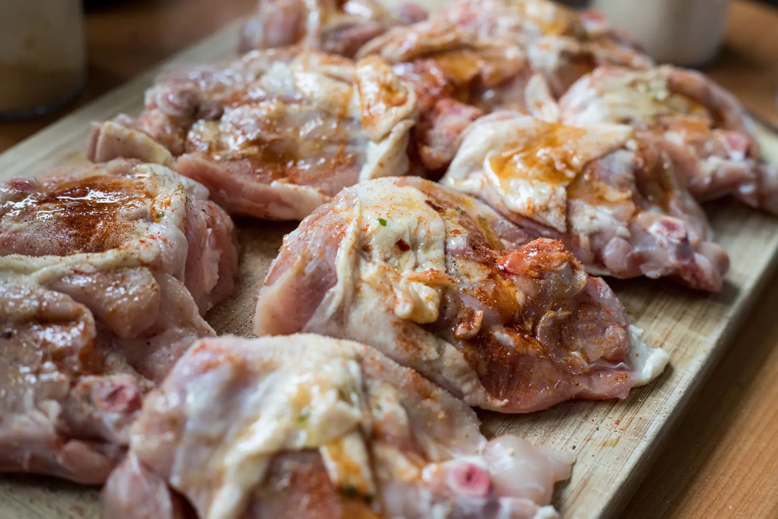 Piezas de pollo fresco preparadas sobre una tabla