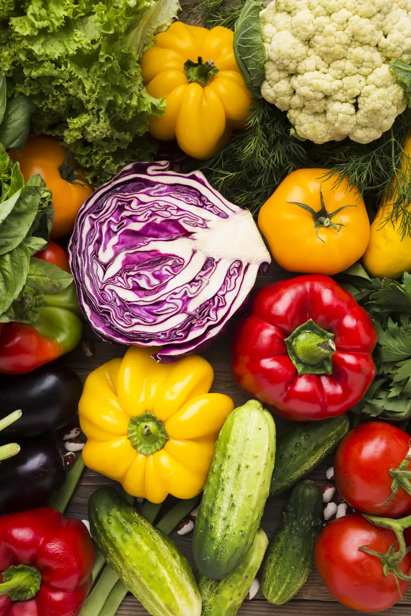 Pimientos, lombarda, pepinos y tomates recién colocados